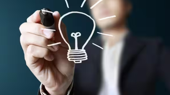 Hand drawing lightbulb